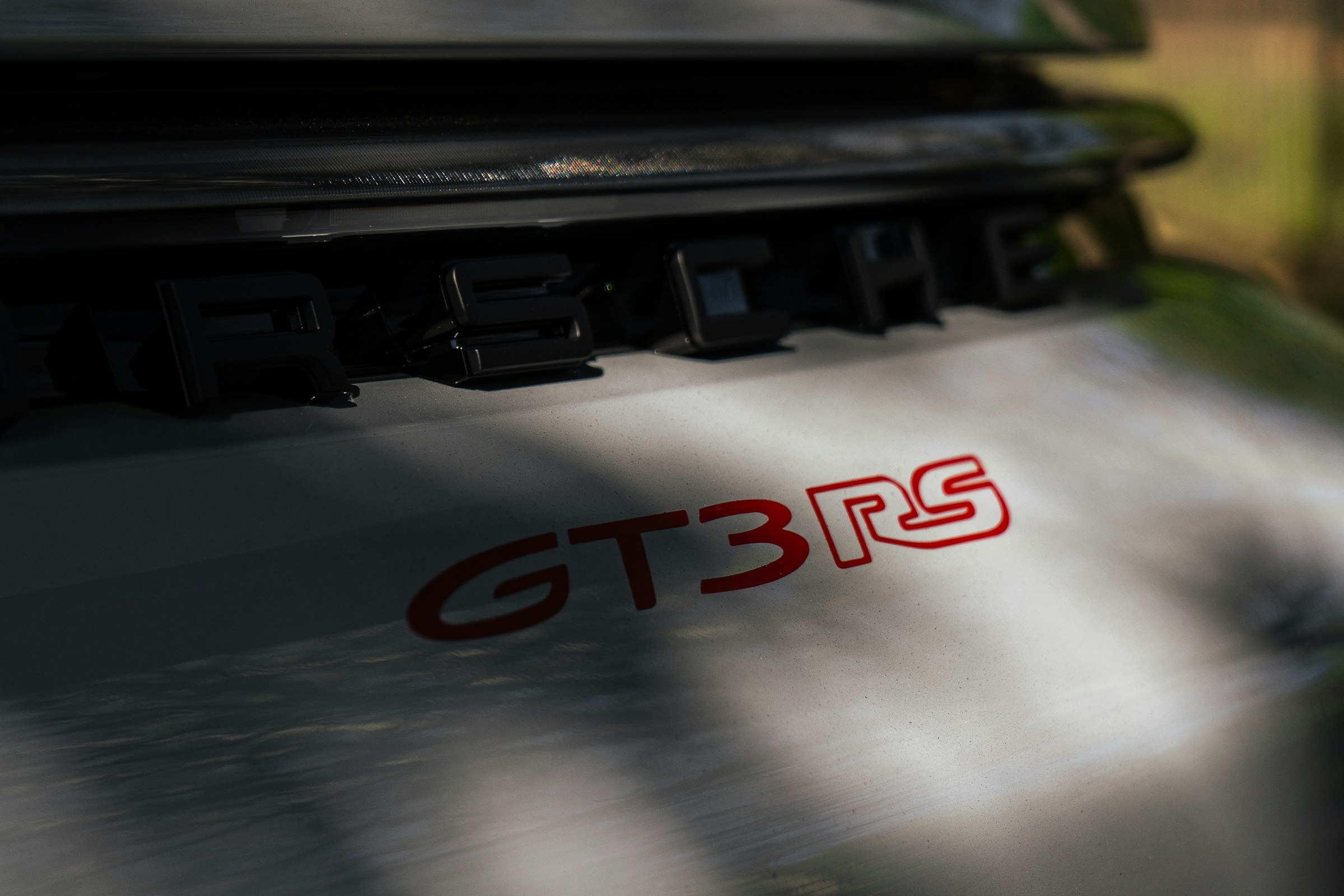 Monogramme GT3 RS rouge sur la carrosserie blanche