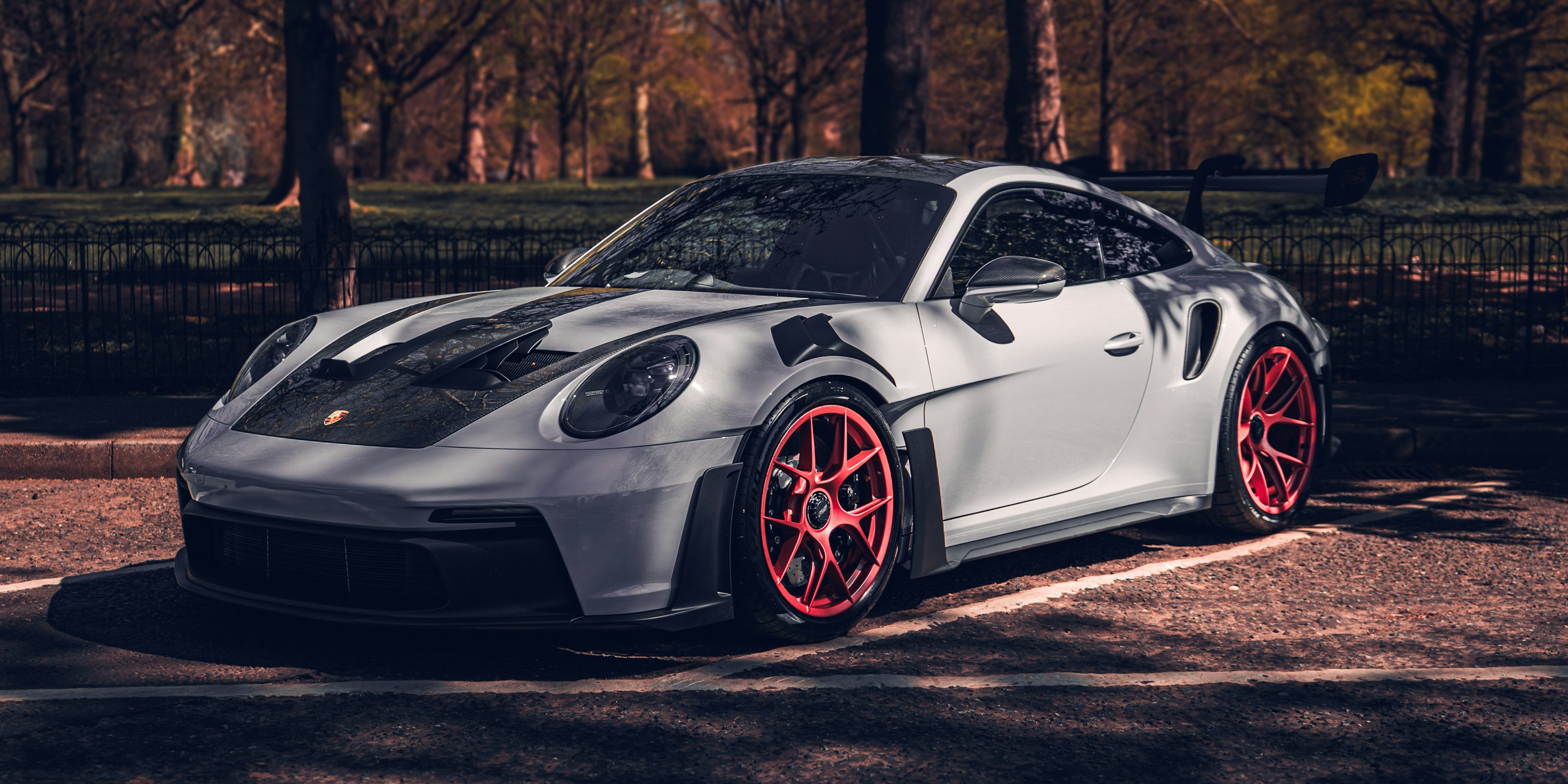 La GT3 RS de trois quarts avant, capot carbone et ouïes de passage de roue